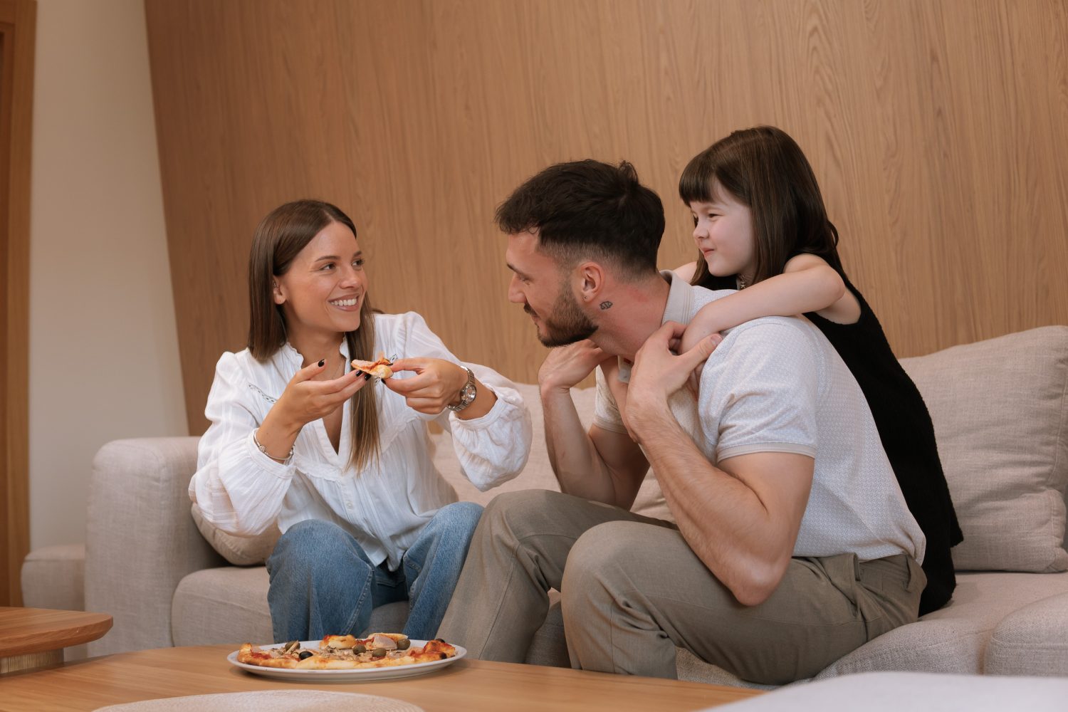 Porodica ruča u apartmanu