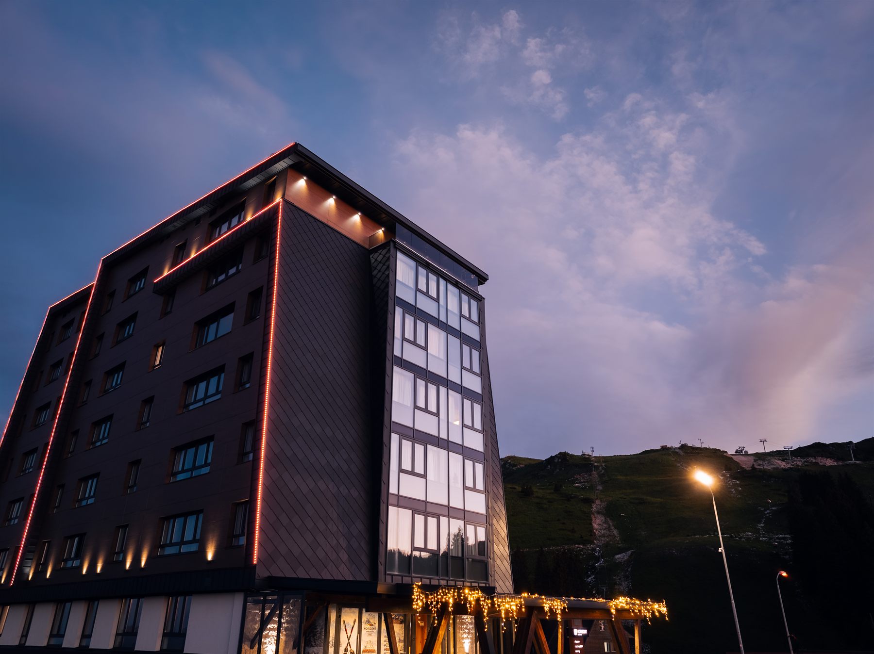Aparthotel Horizont noću – snimak dronom